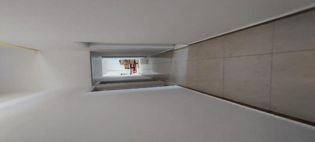 una habitación con un pasillo blanco con una boca de incendios en منتجع ديار السكنى, en Dawwār Abū Maḩrūs
