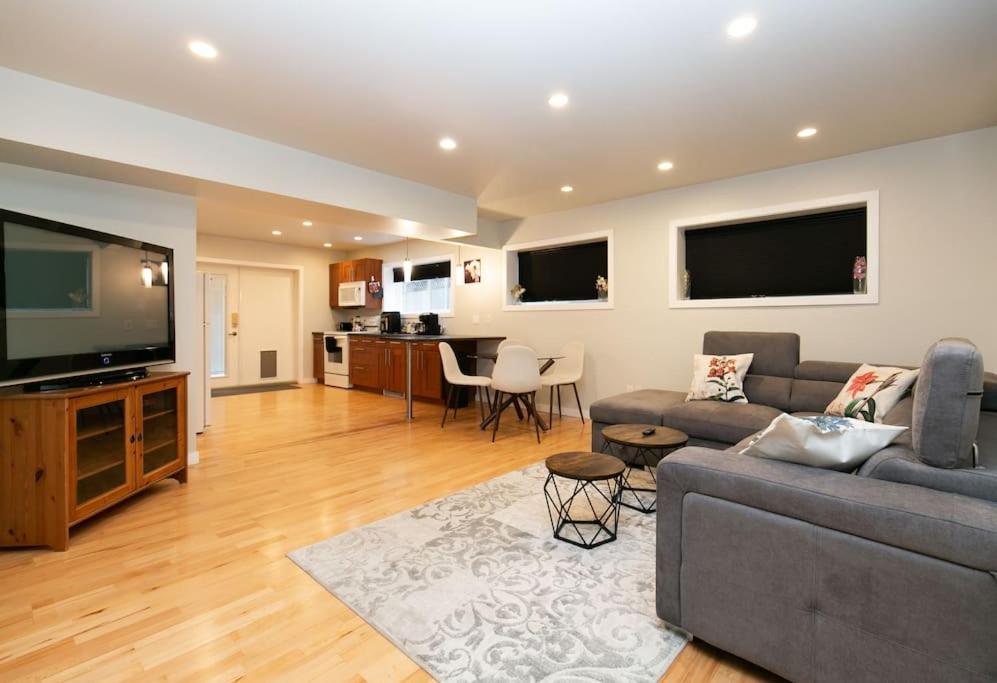 ein Wohnzimmer mit Couch und Flachbildfernseher in der Unterkunft Lovely 1 Bedroom Suite Near Town in Victoria