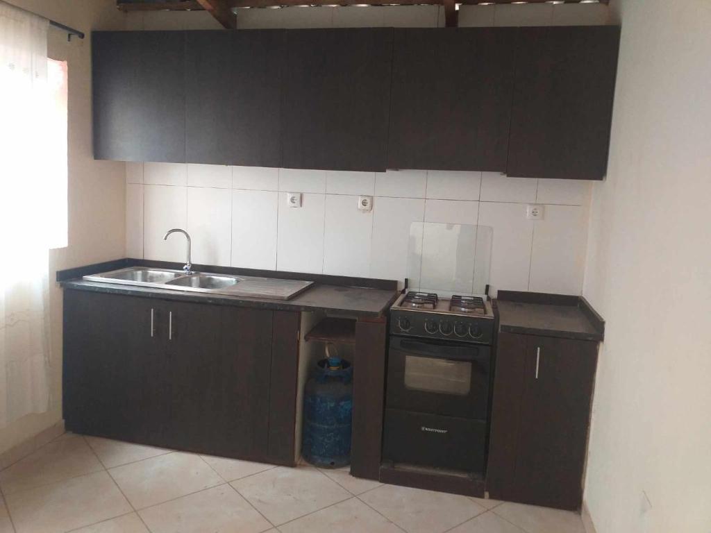 a kitchen with a sink and a stove at Casa de Campo GONZÁLEZ in Pedra Badejo