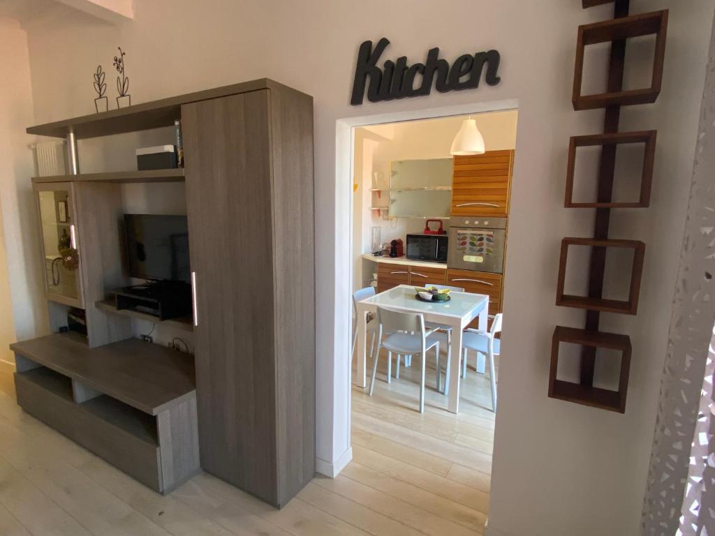 un salon avec une cuisine et une salle à manger dans l'établissement Casa di GEF [Centro Storico Pisa], à Pise