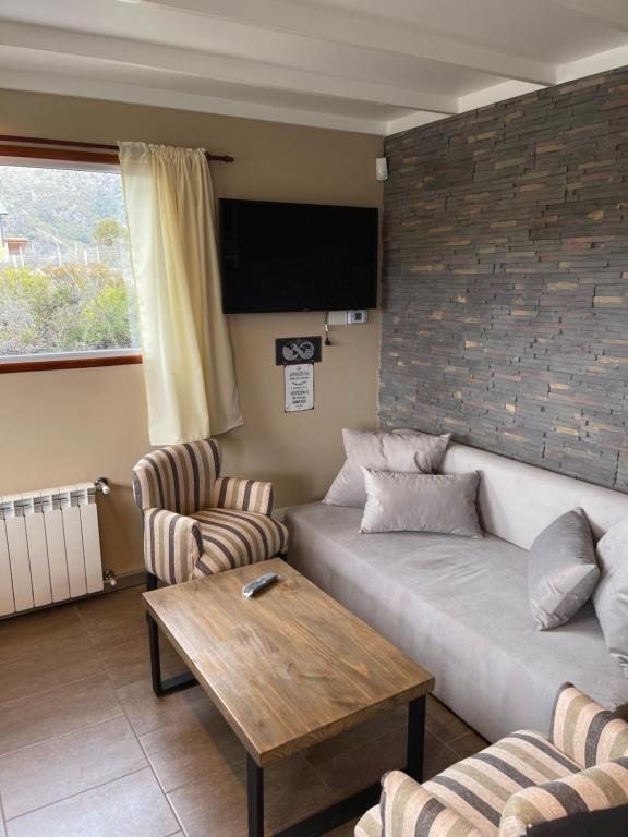 uma sala de estar com um sofá e uma mesa em Free Mountain em San Carlos de Bariloche