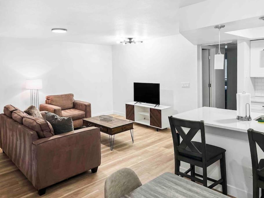 Apartment Stunning Mesa 2BR on Rio Salado and Dobson!, AZ
