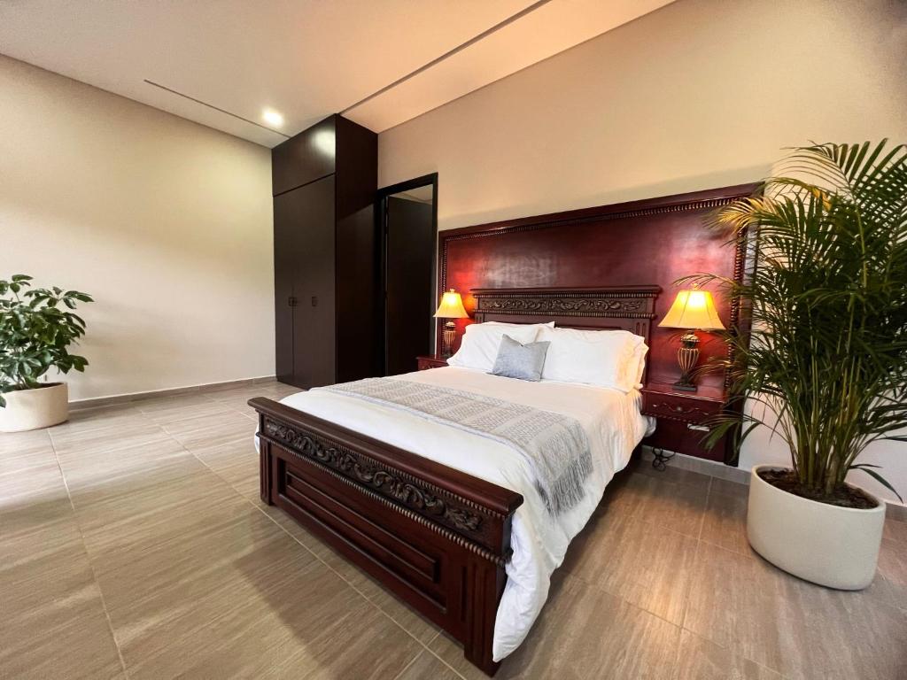 Postel nebo postele na pokoji v ubytování 1714 Hotel Boutique Guatapé