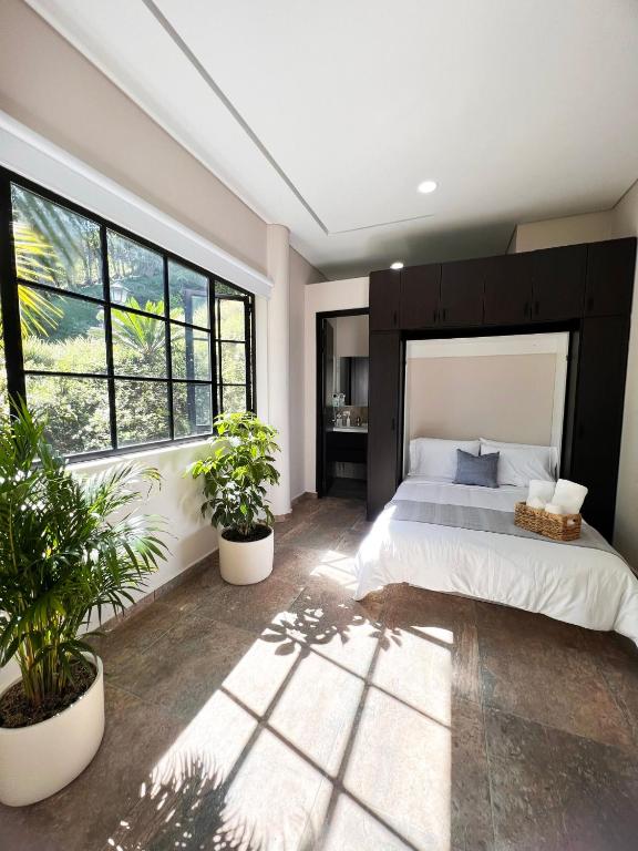Postel nebo postele na pokoji v ubytování 1714 Hotel Boutique Guatapé