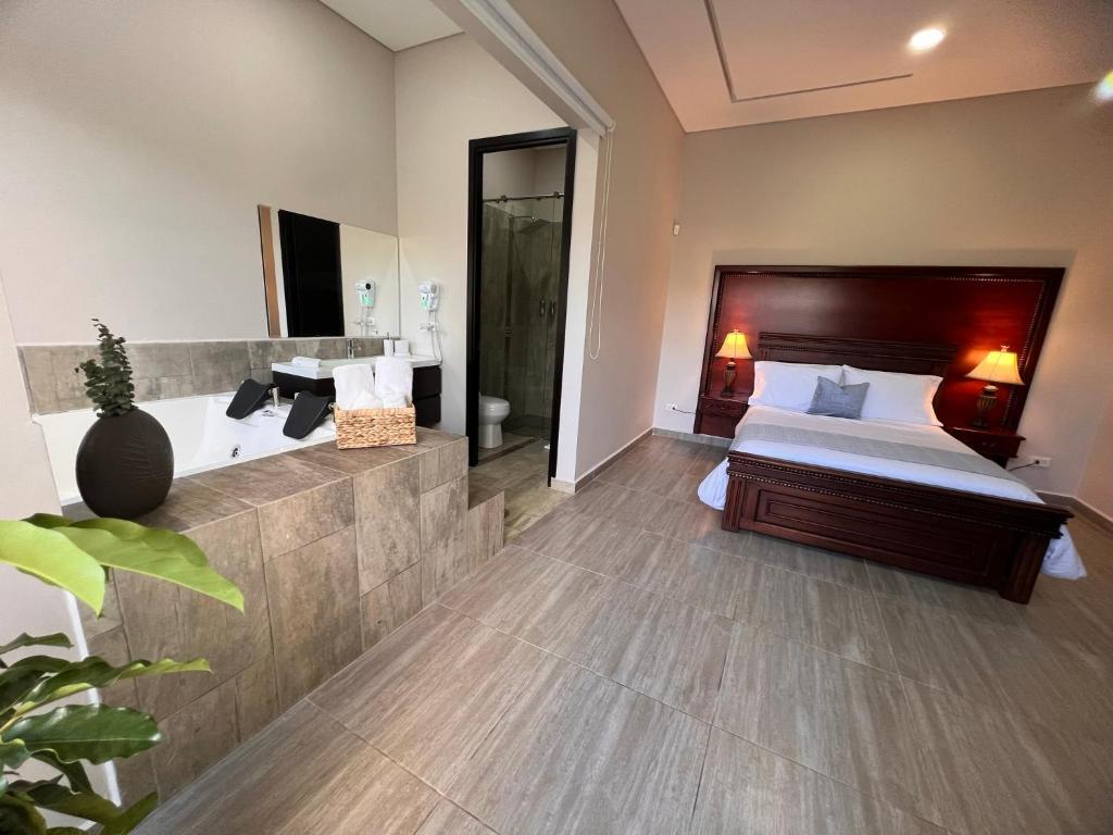 Postel nebo postele na pokoji v ubytování 1714 Hotel Boutique Guatapé