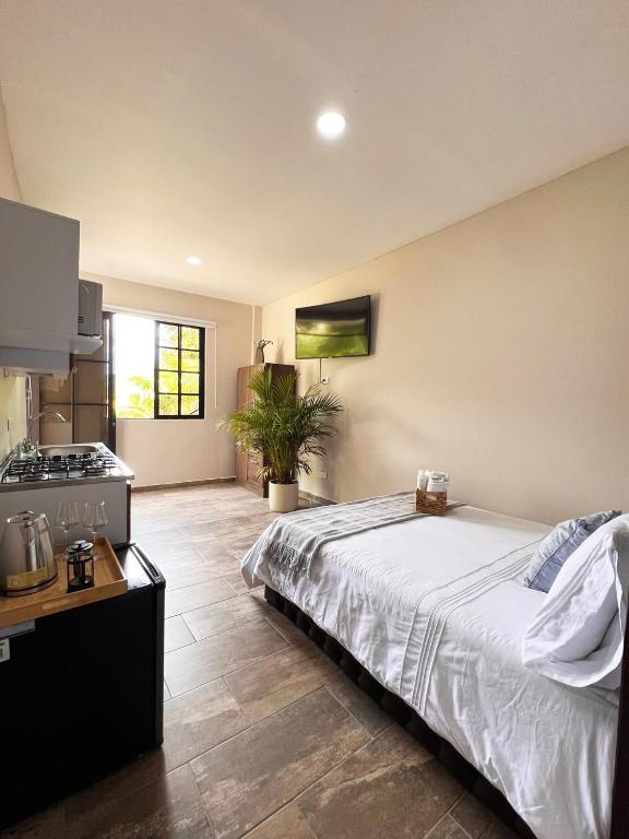 Postel nebo postele na pokoji v ubytování 1714 Hotel Boutique Guatapé