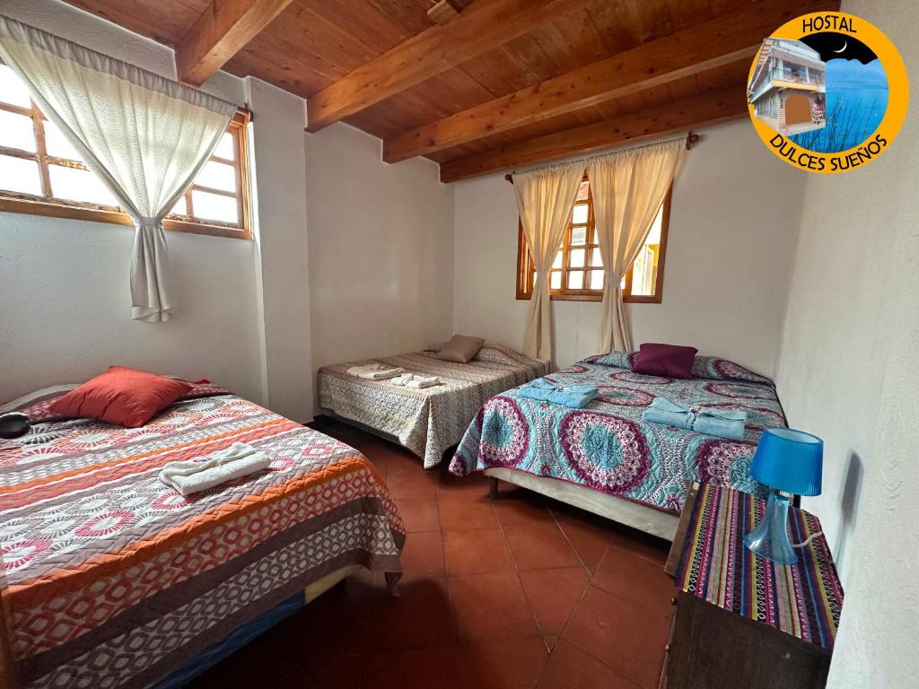 מיטה או מיטות בחדר ב-Hostal Dulces Sueños