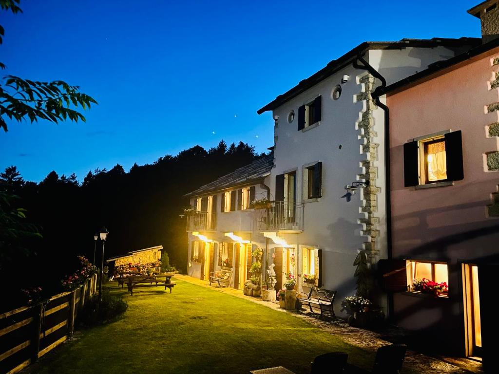 Un bâtiment blanc avec des lumières sur son côté dans l'établissement Ongar Relax b&b, à Bosco Chiesanuova