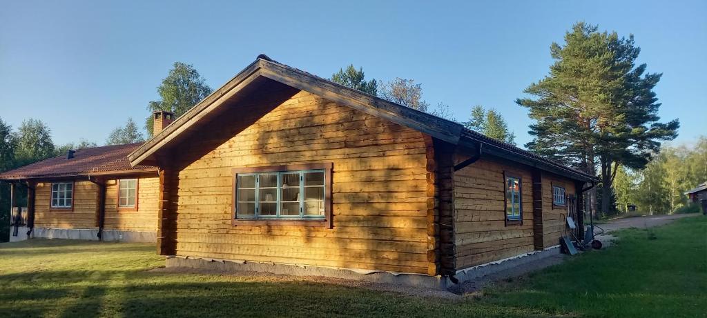 una pequeña cabaña de madera con una ventana en el lateral. en Vackert belägen lägenhet i Gesunda, en Sollerön
