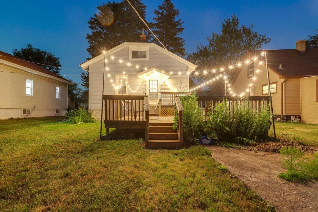 Κήπος έξω από το Cozy Westmont Home Walk to Metra Station!