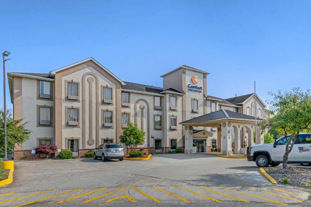 un gran edificio con un coche aparcado en un aparcamiento en Comfort Inn & Suites La Grange, en La Grange