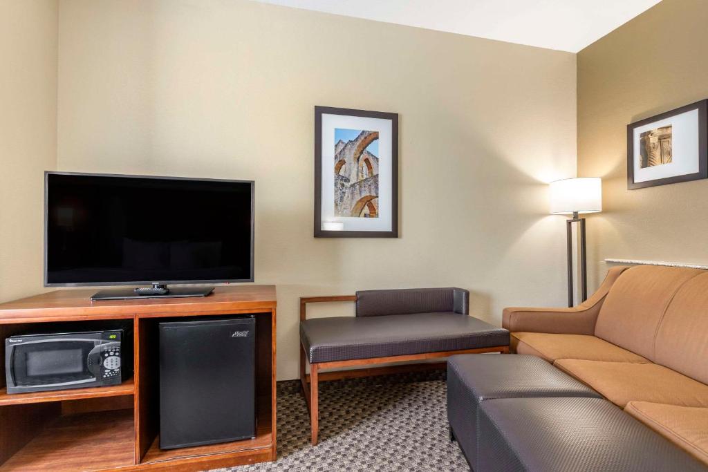 Comfort Suites Medical Center near Six Flags - King Suite - No Fumadores
