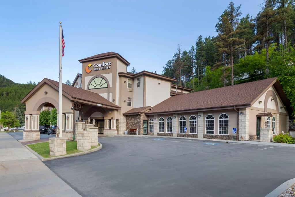 キーストーンにあるComfort Inn & Suites Mt Rushmoreの正面に駐車場がある建物