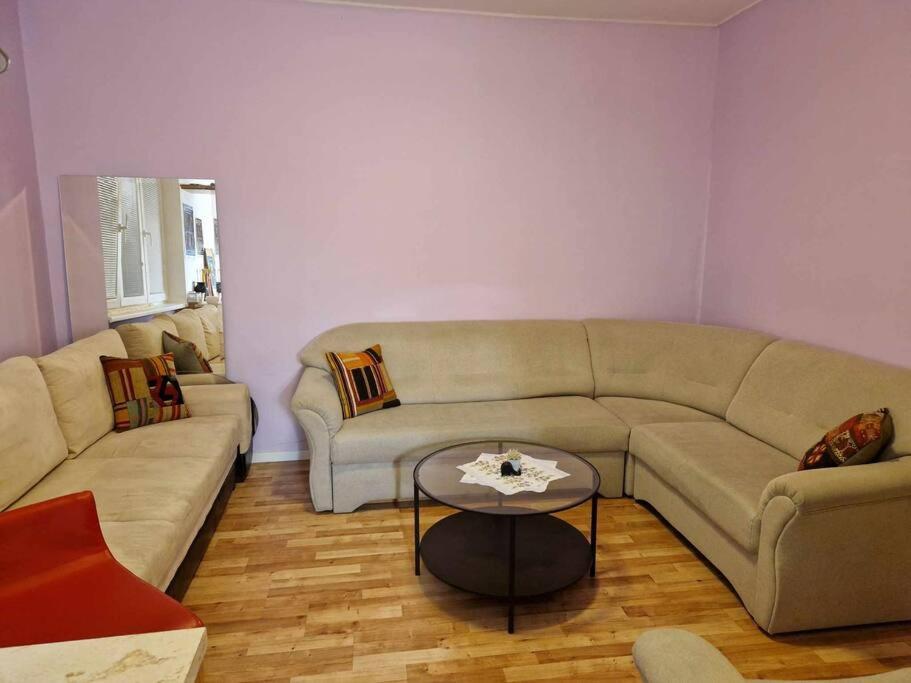 ドゥナイスカー・ストレダにあるMelinda's Dance Space- dance club apartment in Dunajská Stredaのリビングルーム(ソファ、テーブル付)