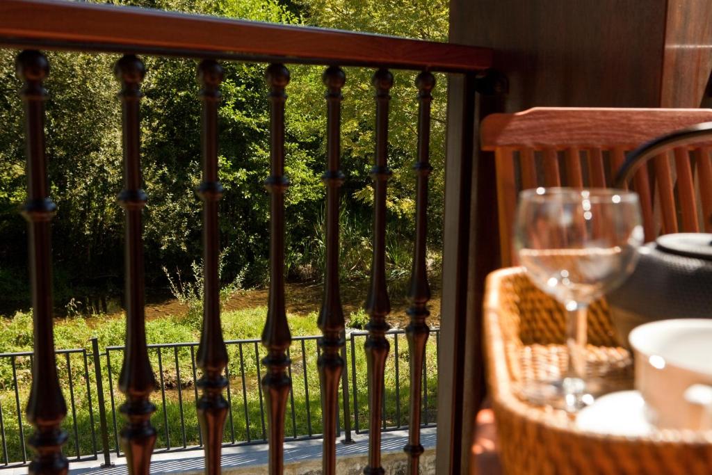 uma varanda com uma mesa e um copo de vinho em Segotegi Etxea em Orio