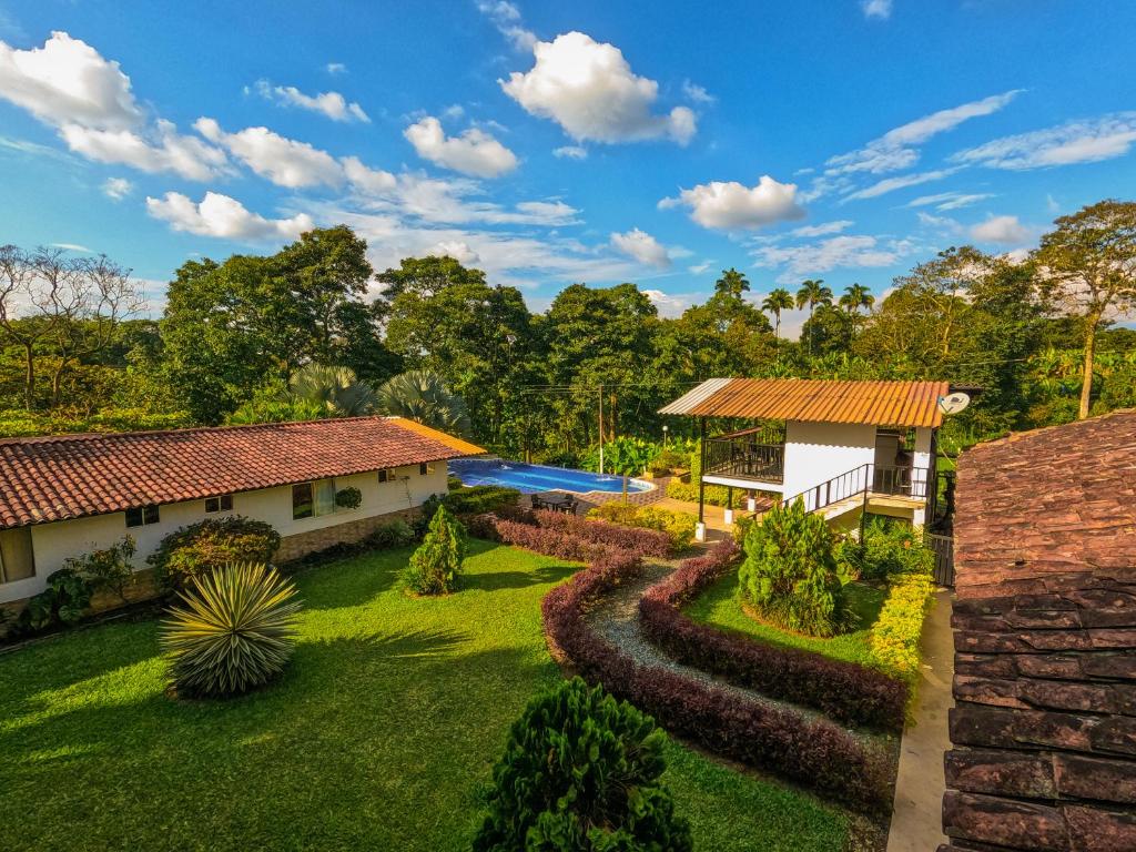 una vista aérea de una casa con jardín en Hotel Campestre Nogal de Cafetal, en Quimbaya