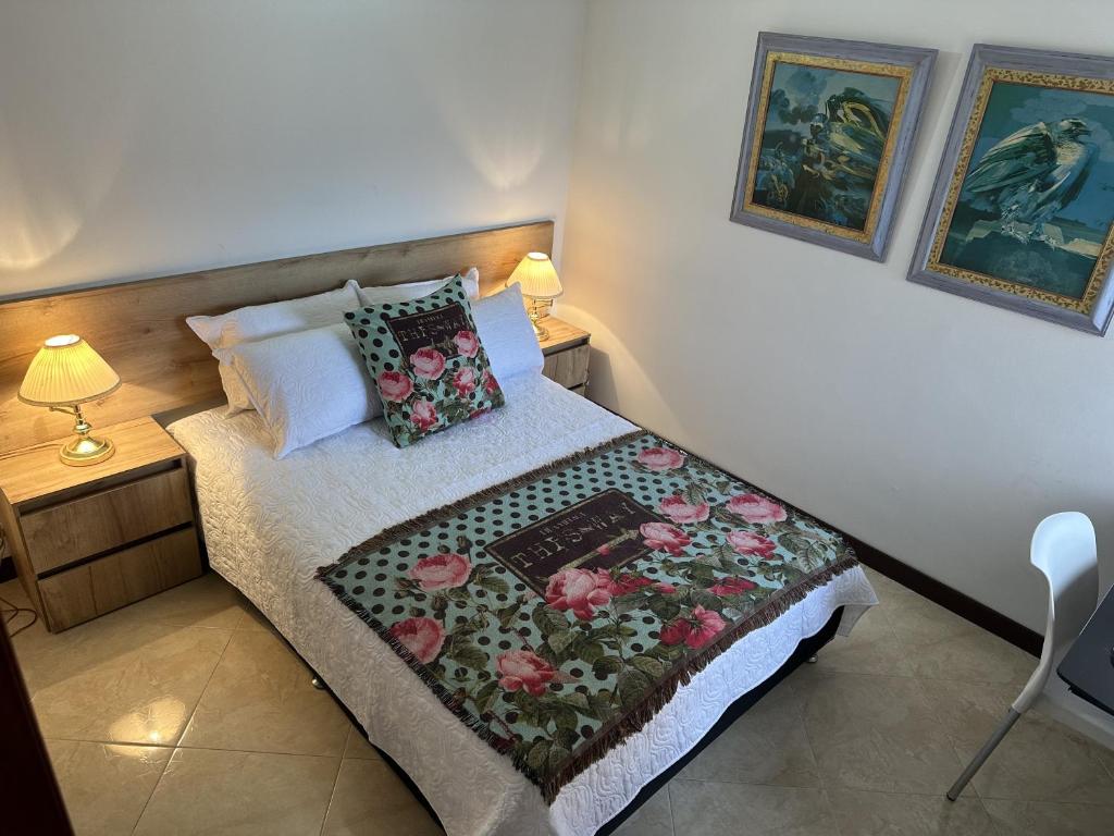 1 dormitorio con 1 cama con edredón en Hermosa vista a la ciudad de Medellín, en Medellín