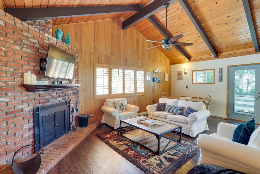 Posezení v ubytování Lake Arrowhead Retreat By Snow Valley Mtn Resort!