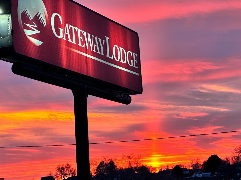 een bord voor een walmart label voor een zonsondergang bij Gateway Lodge in Rifle