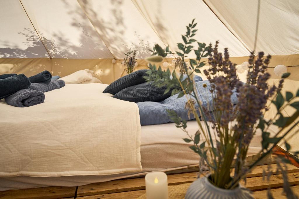 Postel nebo postele na pokoji v ubytování Hesselgaard Glamping