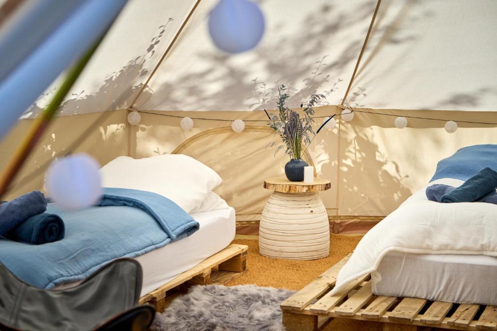 Postel nebo postele na pokoji v ubytování Hesselgaard Glamping