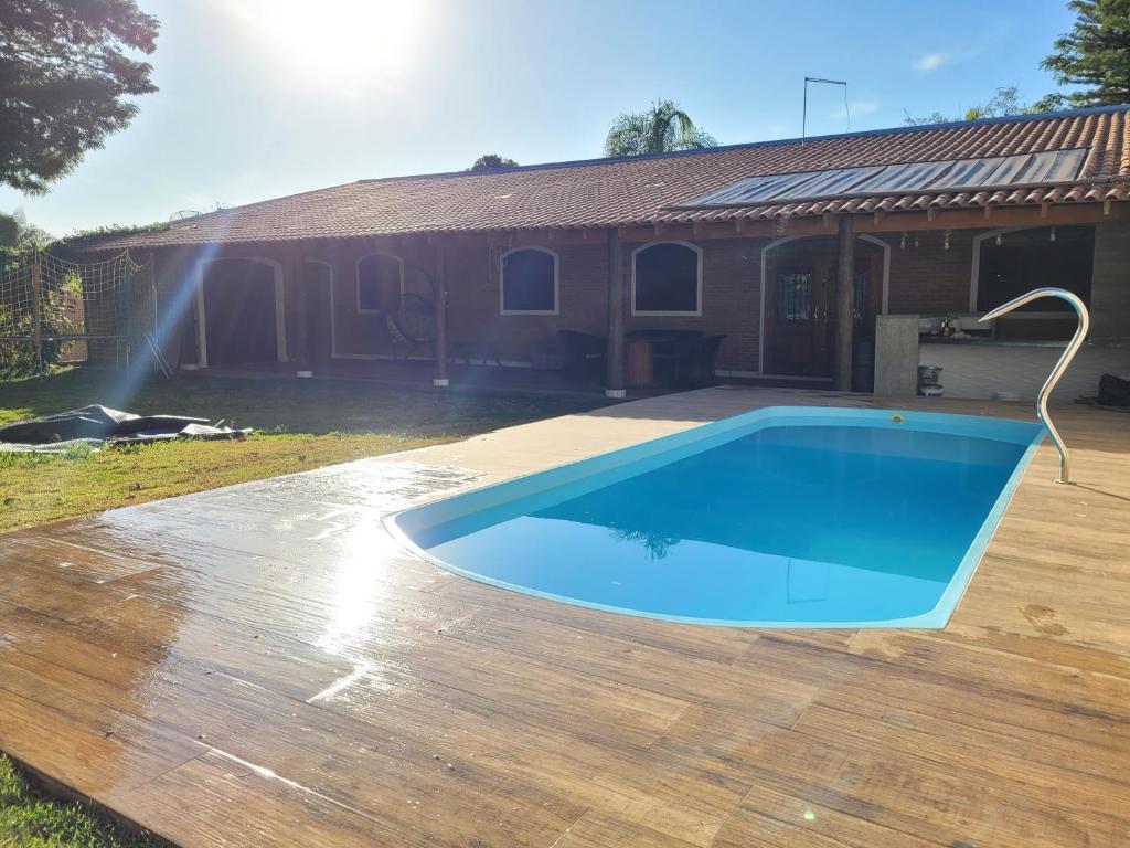 una piscina en el patio trasero de una casa en Charmosa chácara do Broa! en Itirapina