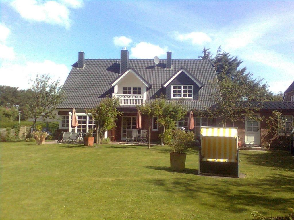 een groot huis met een gazon ervoor bij Landhaus-Friedrichshain-Theodor-Storm in Westerland
