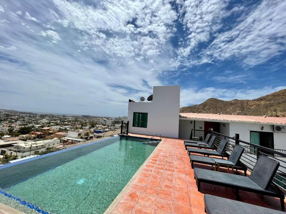 una piscina en la azotea de una casa con sillas en Deluxe Loft with TOP amenities en Cabo San Lucas