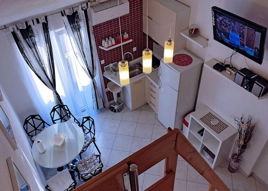 Kuchyňa alebo kuchynka v ubytovaní Apartments and rooms by the sea Tucepi, Makarska - 6058