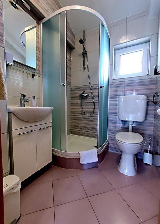 Kúpeľňa v ubytovaní Apartments and rooms by the sea Tucepi, Makarska - 6058