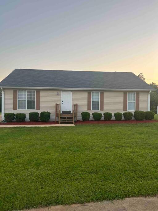 casa de campo com um telhado preto e um quintal em Beautiful Home In Greenville em Greenville