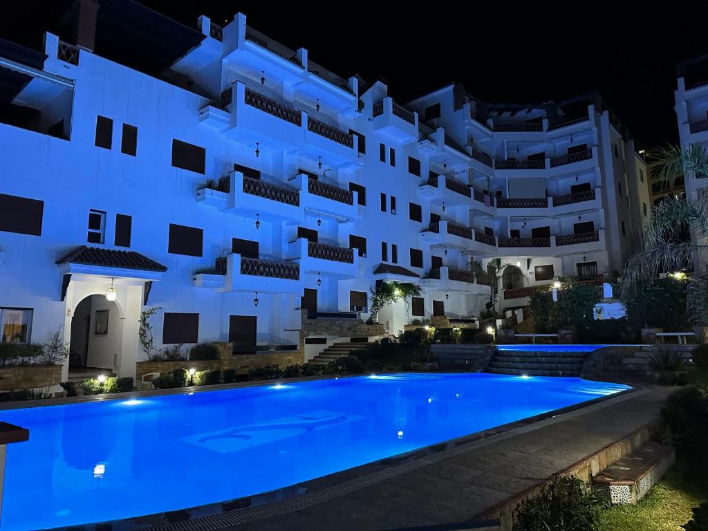 Bazén v ubytování Residence Al Kasaba - Spacious apartment with swimming pool and direct access to sea nebo v jeho okolí