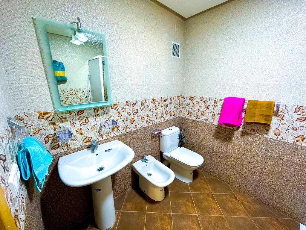 Koupelna v ubytování Residence Al Kasaba - Spacious apartment with swimming pool and direct access to sea