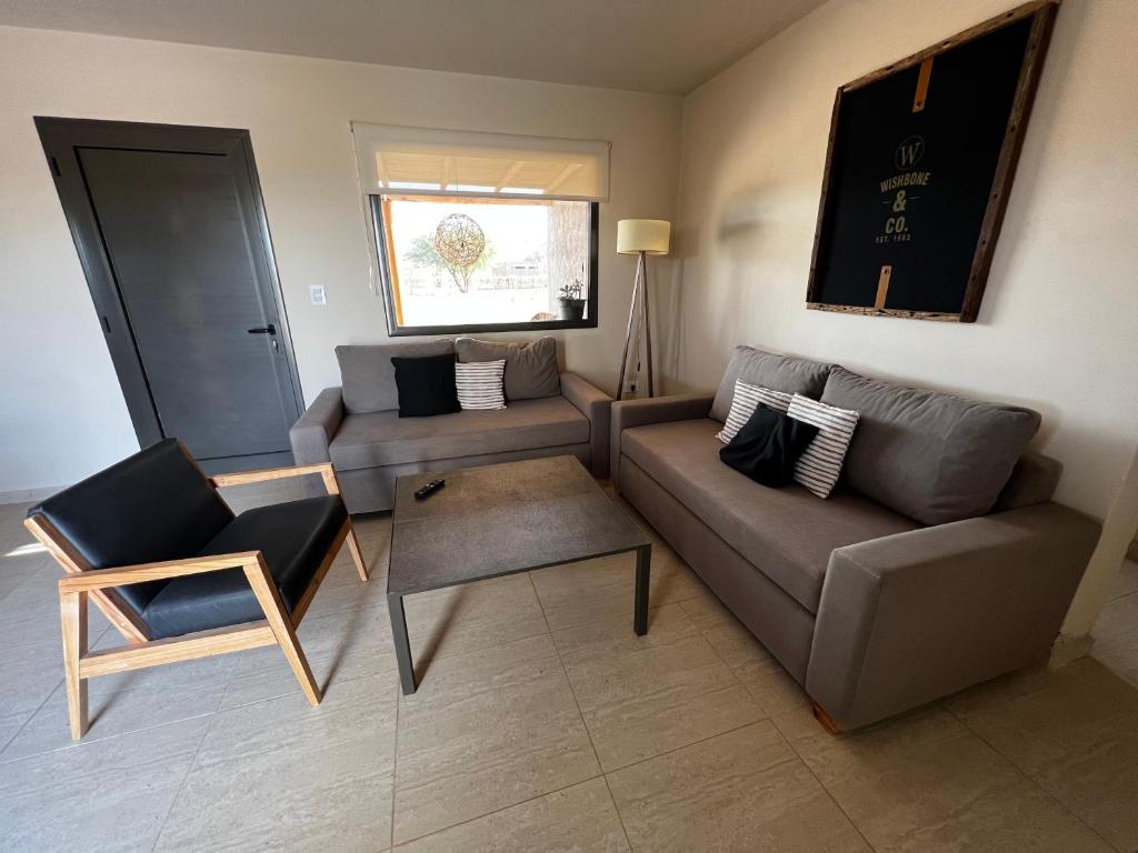 - un salon avec un canapé et une chaise dans l'établissement Casa Vergara 4, à Villa Unión