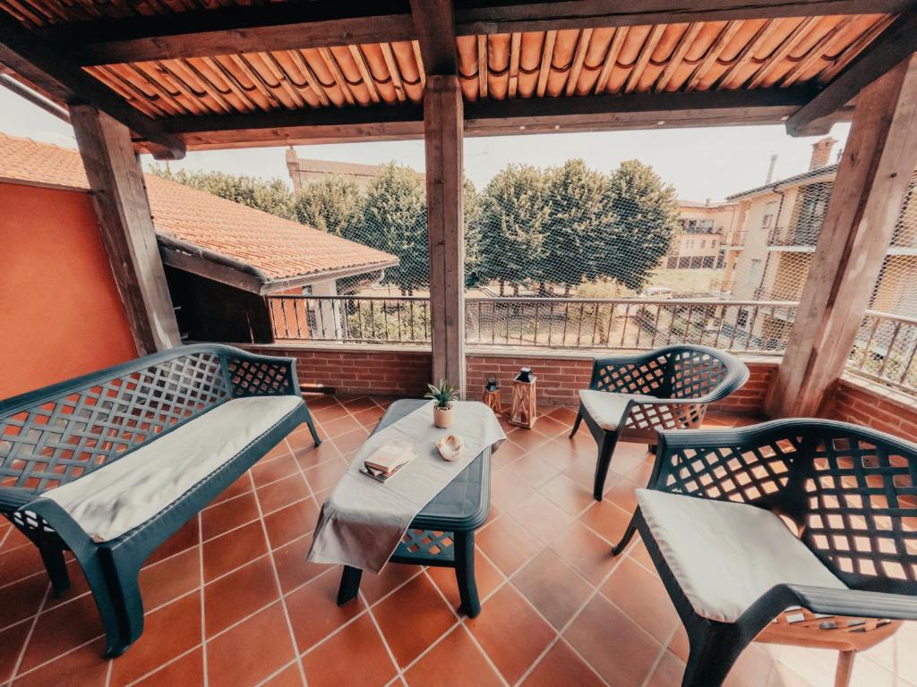 patio con sedie e tavolo sul tetto di Casa Calandri - Appartamento con Terrazza - Free Wi-Fi a Margarita