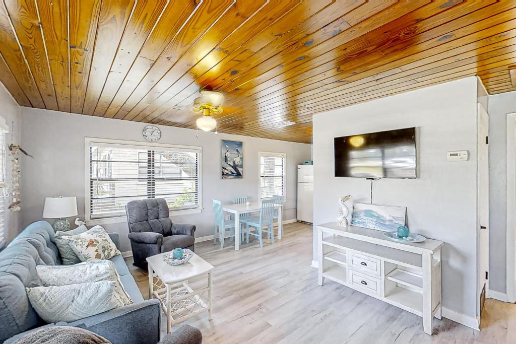 een woonkamer met een bank en een tv bij Lake June Resort #9 in Lake Placid