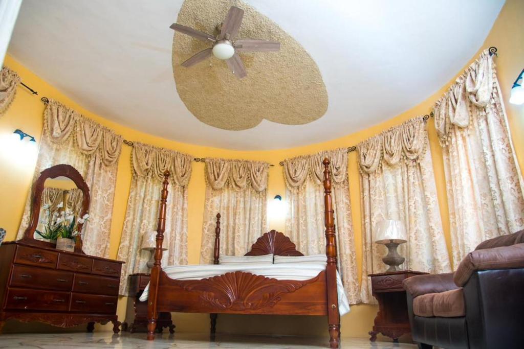 Postel nebo postele na pokoji v ubytování Dela de-Rose Guest House Negril Jamaica