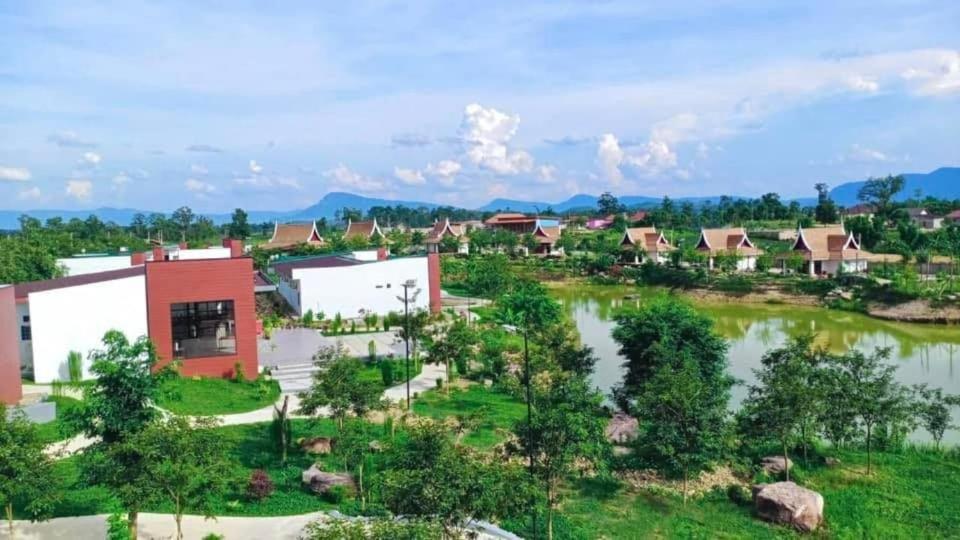 Arisch uitzicht op een resort met een meer bij Meesouk Guesthouse 