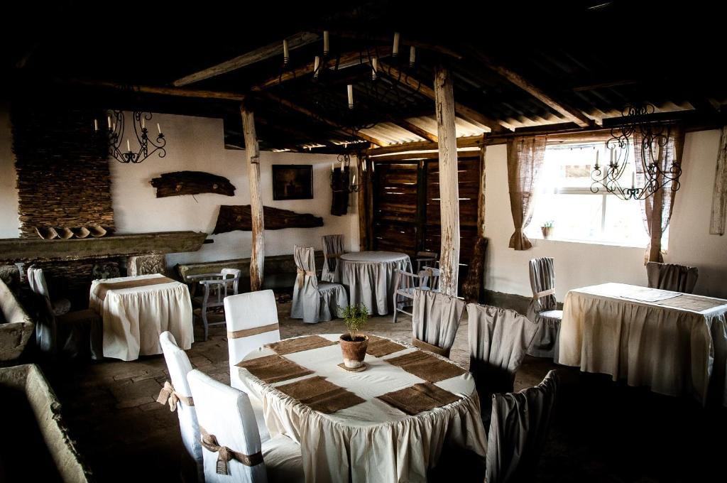 Reštaurácia alebo iné gastronomické zariadenie v ubytovaní Faluhely Major