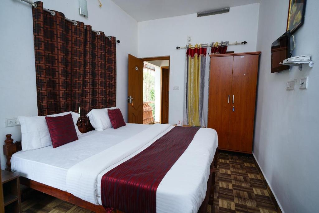 AnachalにあるOYO M S Holiday Resortのベッドルーム(大型ベッド1台、窓付)