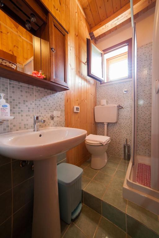 łazienka z umywalką i toaletą w obiekcie Acqua di Mare w mieście Locogrande
