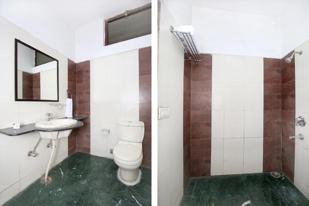 La salle de bains est pourvue de toilettes et d'un lavabo. dans l'établissement Super OYO Hotel Supreme, à Chandigarh