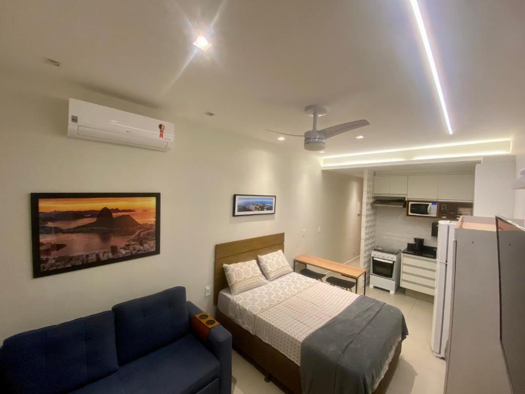 1 dormitorio con cama, sofá y cocina en Loft Copacabana, en Río de Janeiro