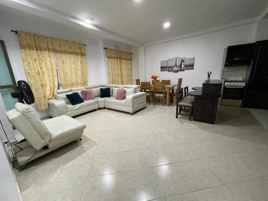 ein Wohnzimmer mit 2 Sofas und einem Esszimmer in der Unterkunft Para buenos gustos, buen confort in Tumba