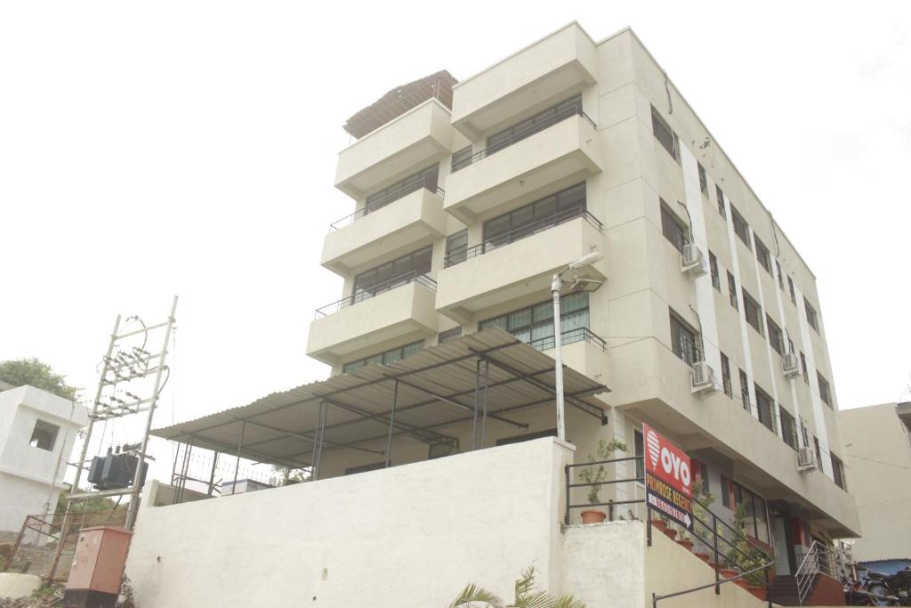 OYO Primrose Regency Near Amanora Mall في Kharadi: مبنى قيد الانشاء على شارع المدينة
