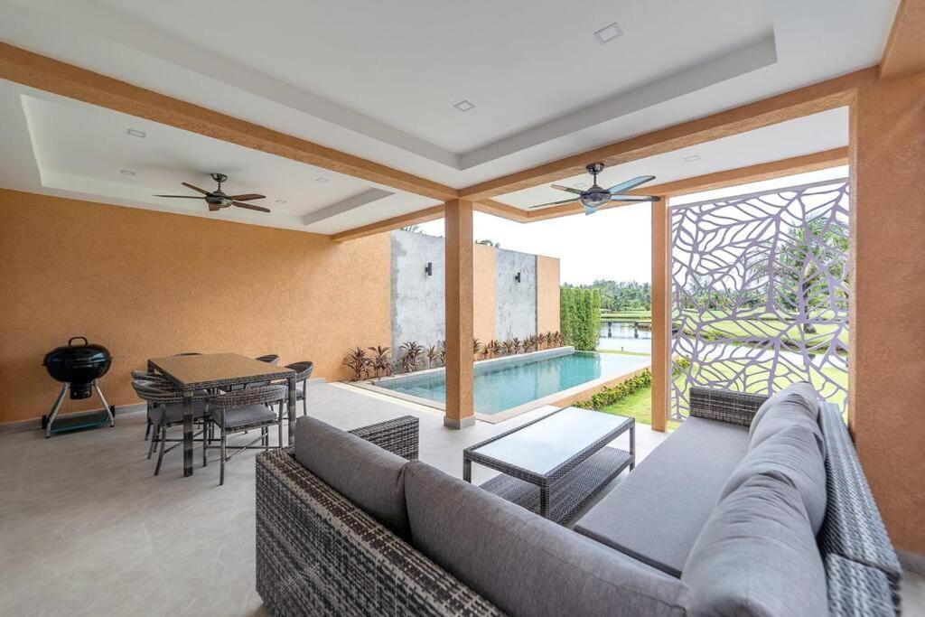 sala de estar con sofá y mesa en Sevens Paradise Pool Villa - Koh Chang en Ko Chang