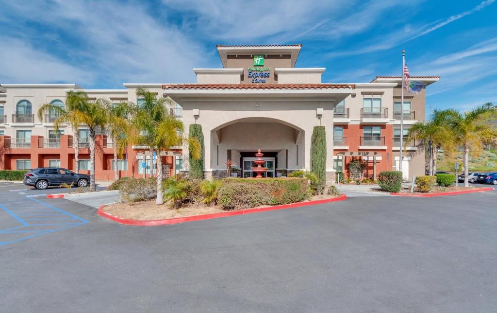 un hotel con un estacionamiento delante de él en Holiday Inn Express Hotel & Suites Lake Elsinore, an IHG Hotel, en Lake Elsinore