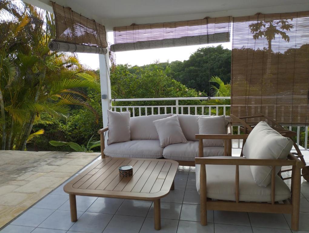 Bas de villa vue mer avec deux chambres的休息区