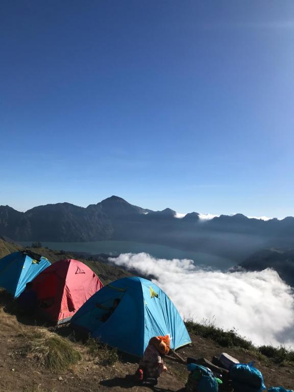 um grupo de tendas no topo de uma montanha em Rinjani Houseboon em Senaru