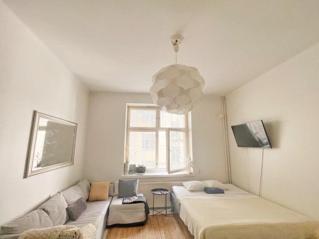 TV a/nebo společenská místnost v ubytování Sweethome Studio 49 in City Center Punavuori district